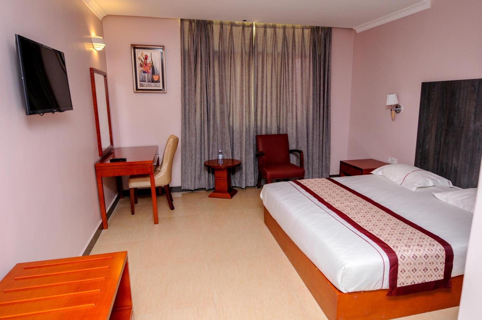 Russell Hotel Kampala Luaran gambar