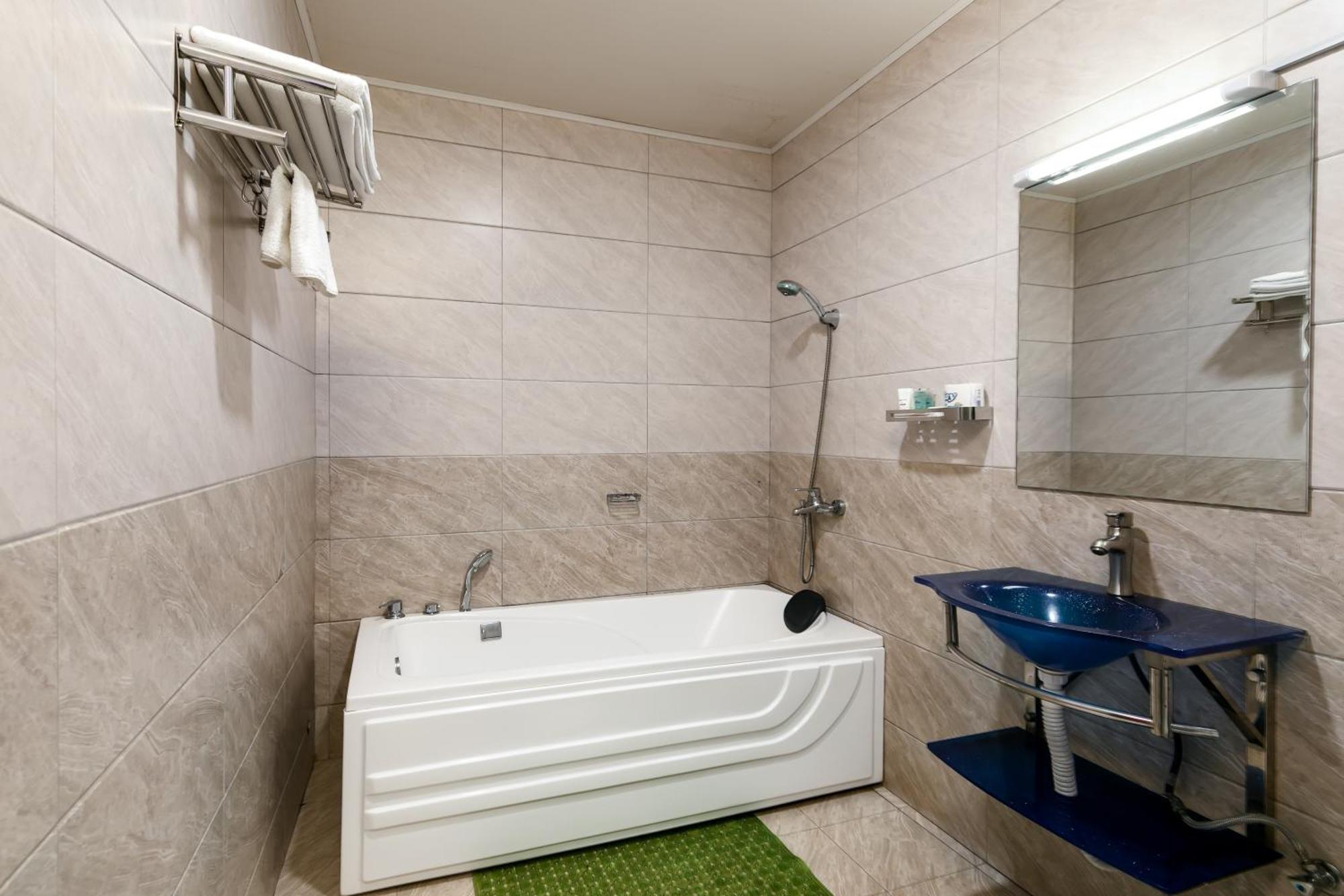 Russell Hotel Kampala Luaran gambar